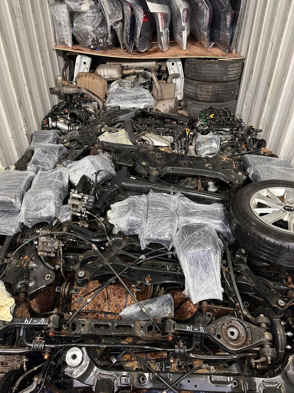 Запчасти в контейнере